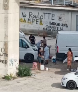 Porto d’Ascoli – Roulotte, panni stessi e polli: sgomberato accampamento rom